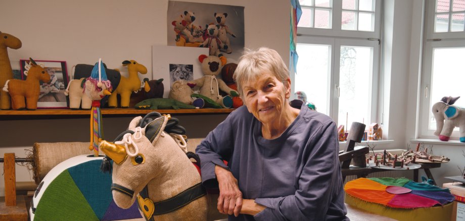 Renate Müller erstrahlt in ihrem Atelier