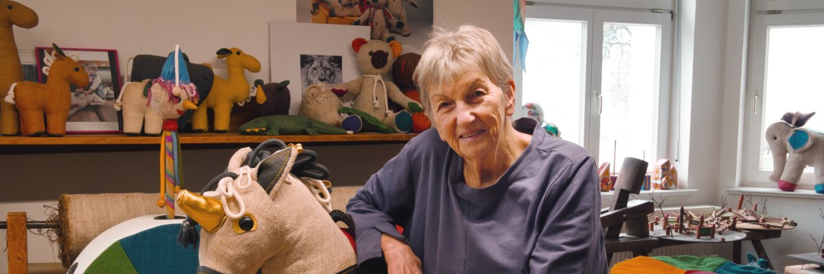 Renate Müller erstrahlt in ihrem Atelier Renate Müller erstrahlt in ihrem Atelier