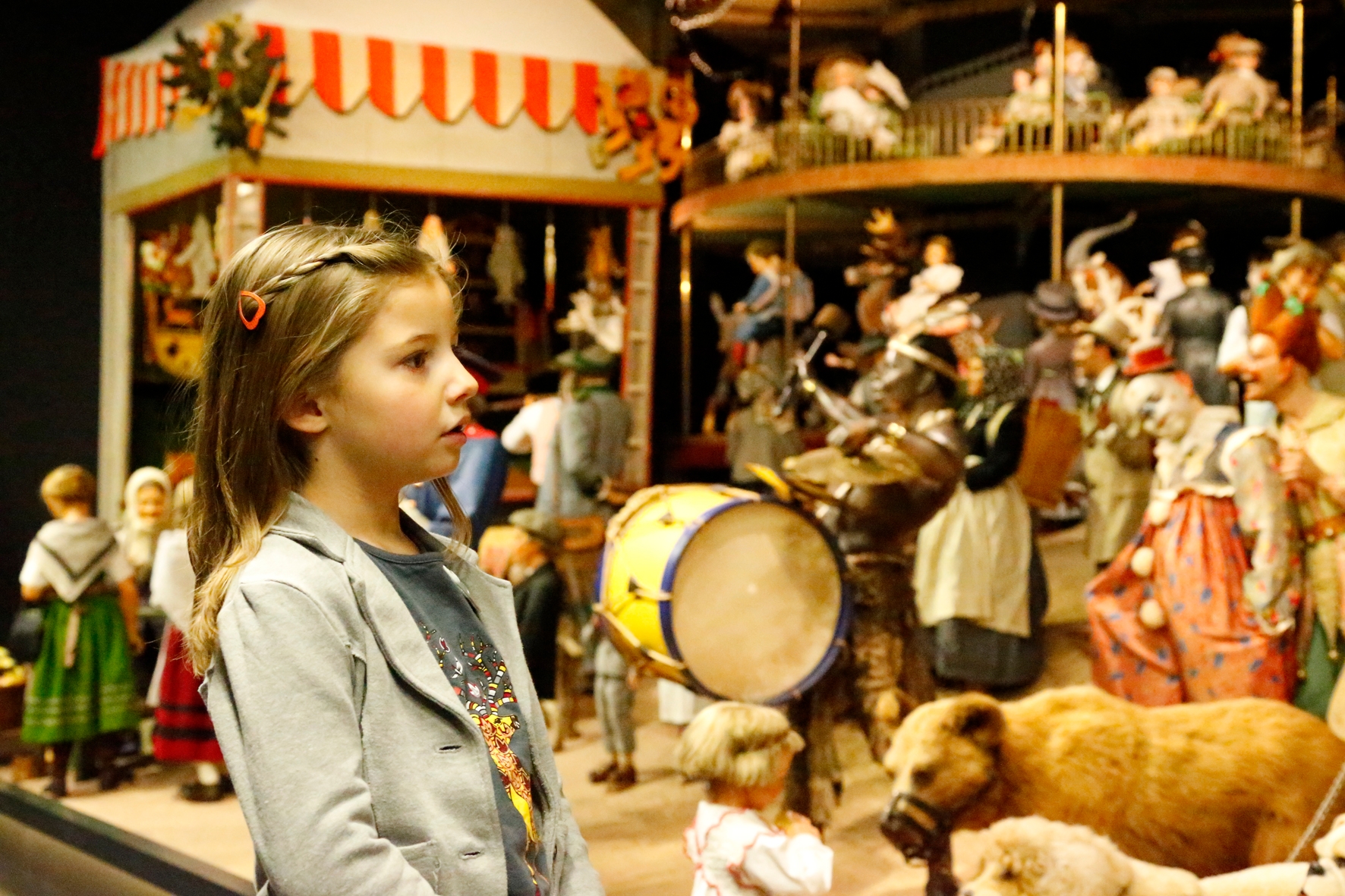 Staunend vor der Schaugruppe "Thüringer Kirmes"
