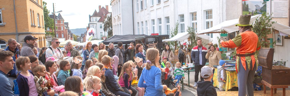 Gebannt wird dem Zauberer gelauscht Gebannt wird dem Zauberer gelauscht