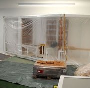 Vitrine im Aufbau