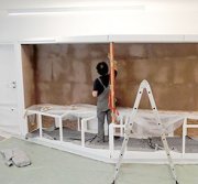 Vitrine im Aufbau