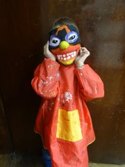 Die selbstgemachte Maske erfolgreich zeigen