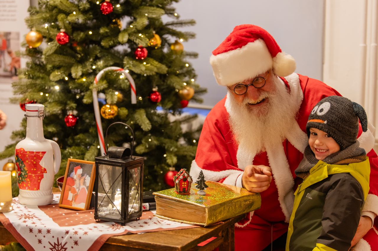 Der Weihnachtsmann bringt Kinder zum Strahlen