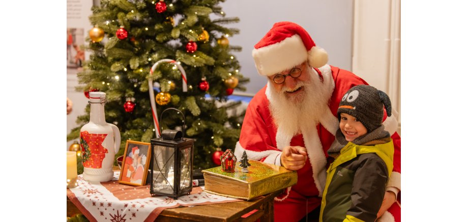 Der Weihnachtsmann bringt Kinder zum Strahlen