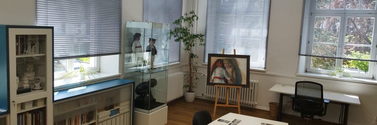 Das Antje-Lode-Archiv und Sammlung „Kunst und Puppe" im Lesesaal der Bibliothek