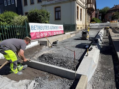 Während der Bauarbeiten für die neue Bushaltestelle in der Marienstraße in Sonneberg. Auch das Seniorenwohnen und das Gesellschaftshaus werden so optimaler für Menschen mit Handicap in den Stadtverkehr eingeflochten.