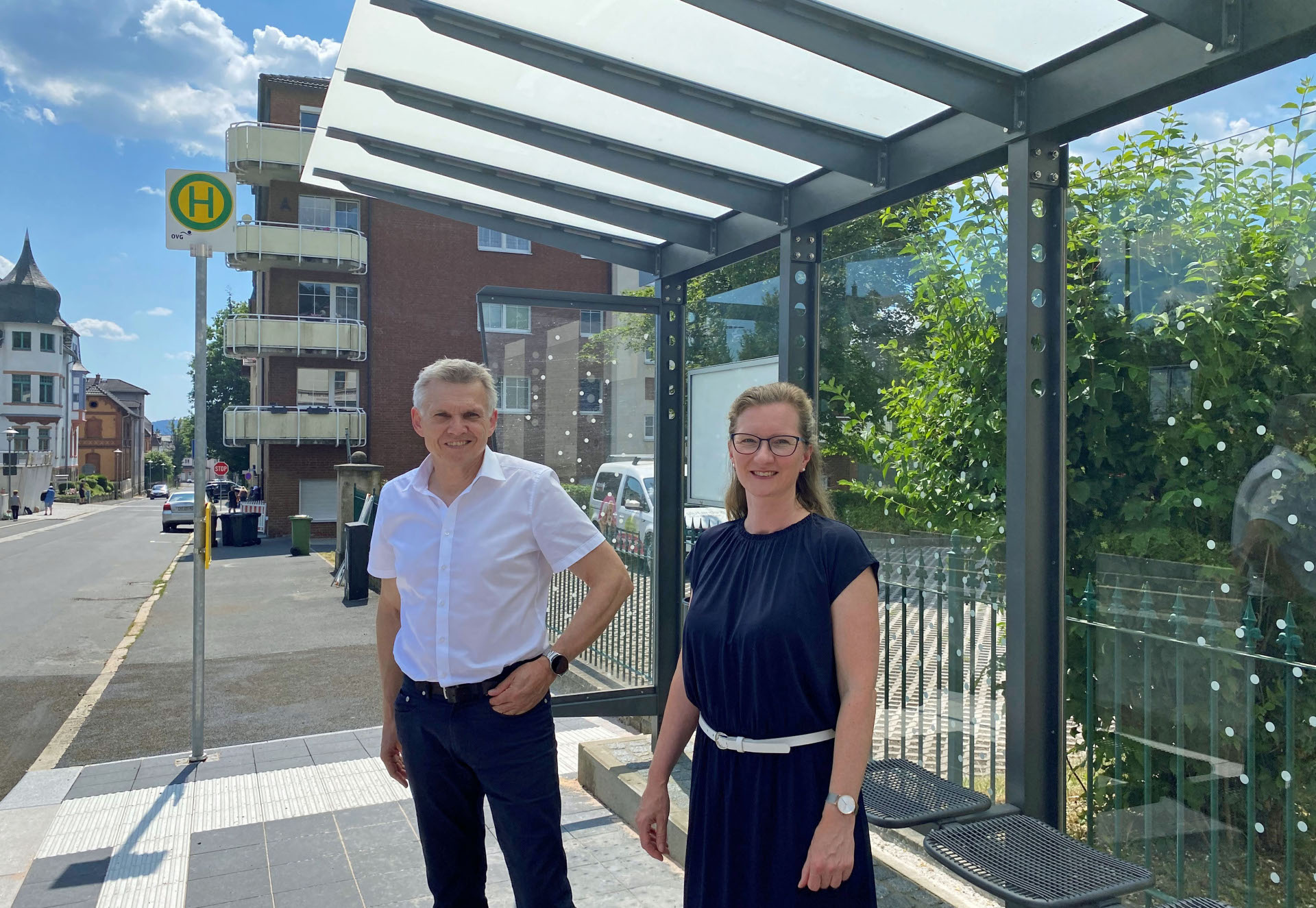 Bürgermeister Dr. Heiko Voigt und die Leiterin des Deutschen Spielzeugmuseums Christine Spiller freuen sich über den barrierefreien „Neuzugang“ an der Marienstraße, wo ab sofort wieder der Busverkehr entlangkommt und Halt macht.