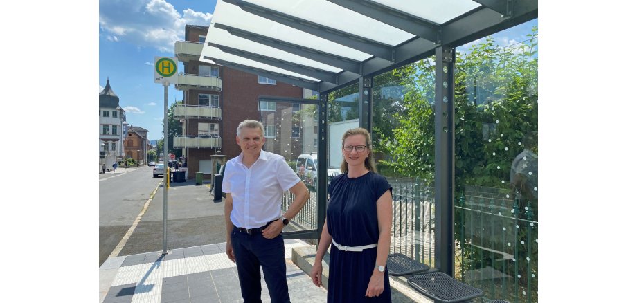 Bürgermeister Dr. Heiko Voigt und die Leiterin des Deutschen Spielzeugmuseums Christine Spiller freuen sich über den barrierefreien „Neuzugang“ an der Marienstraße, wo ab sofort wieder der Busverkehr entlangkommt und Halt macht.