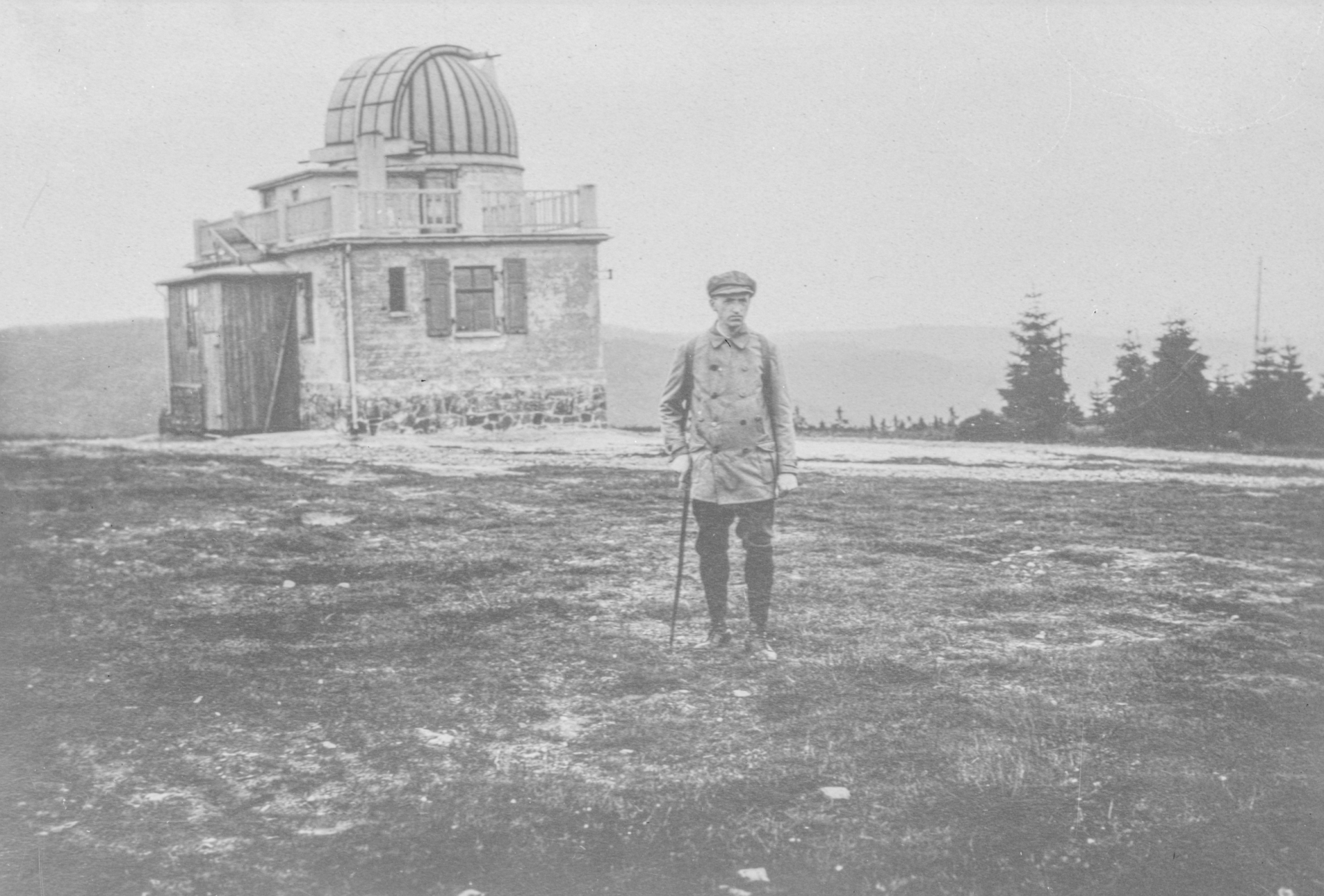 Cuno Hoffmeister vor der Erbisbühl-Sternwarte, 1926