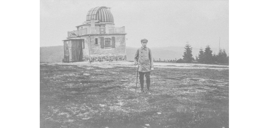 Cuno Hoffmeister vor der Erbisbühl-Sternwarte, 1926 Cuno Hoffmeister vor der Erbisbühl-Sternwarte, 1926
