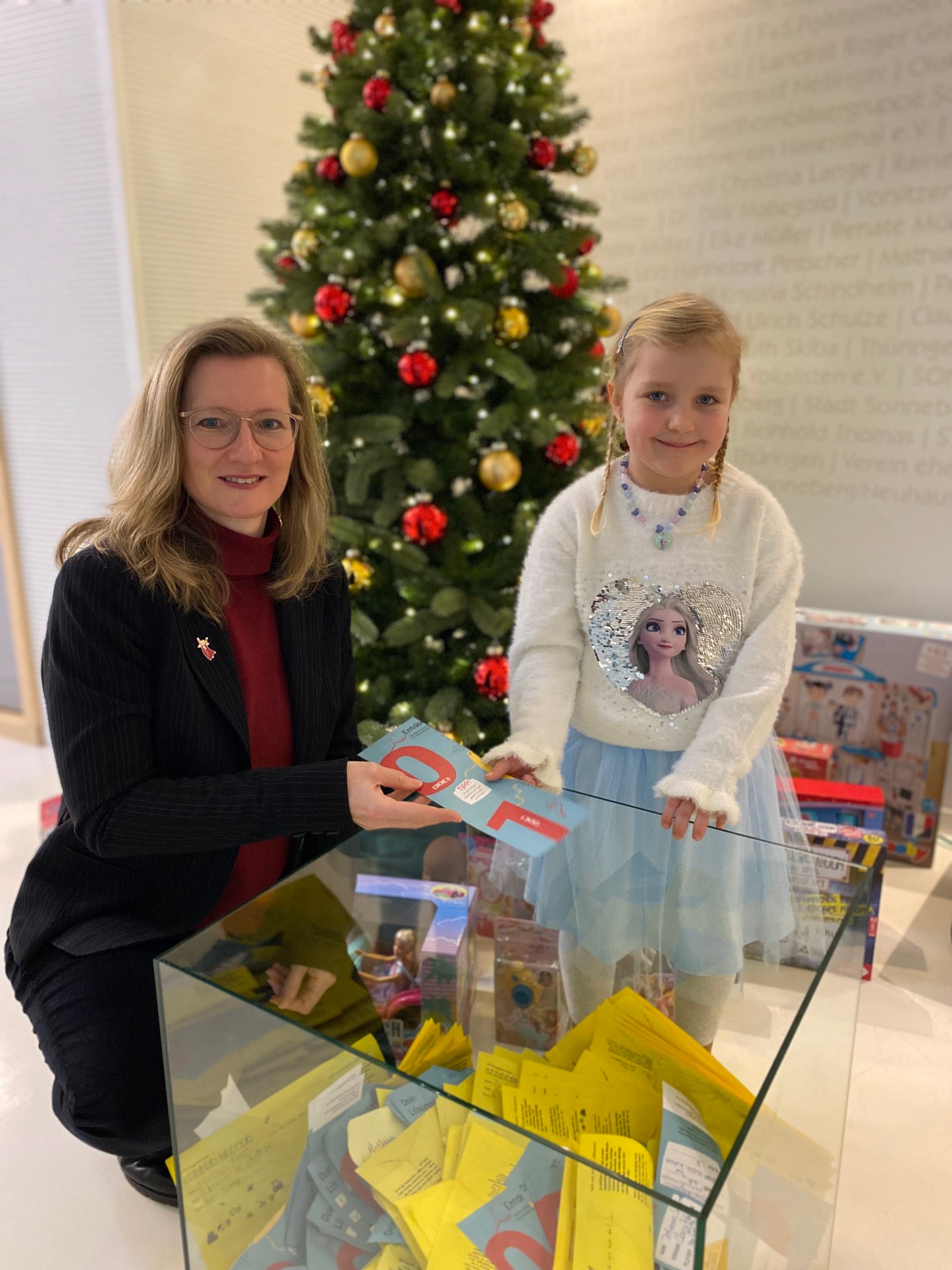 Glücksfee Ida mit Museumsleiterin Christine Spiller