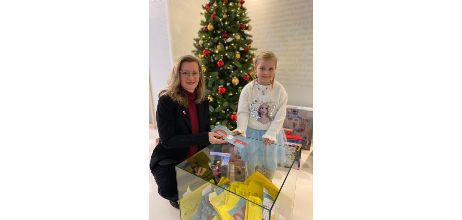 Glücksfee Ida mit Museumsleiterin Christine Spiller