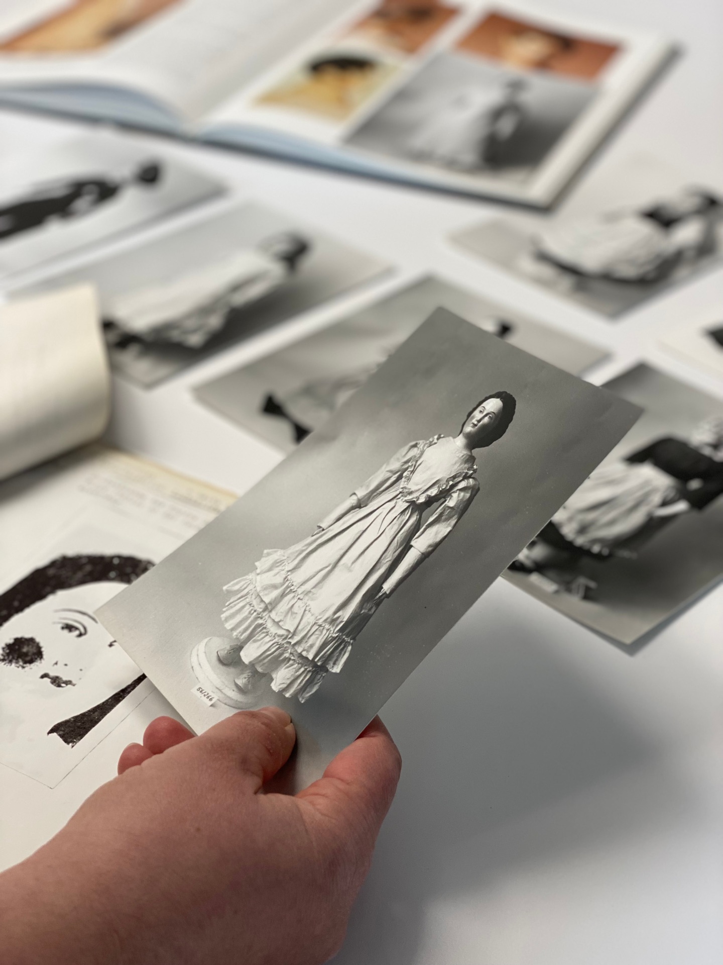 Manuela Müller beim Recherchieren